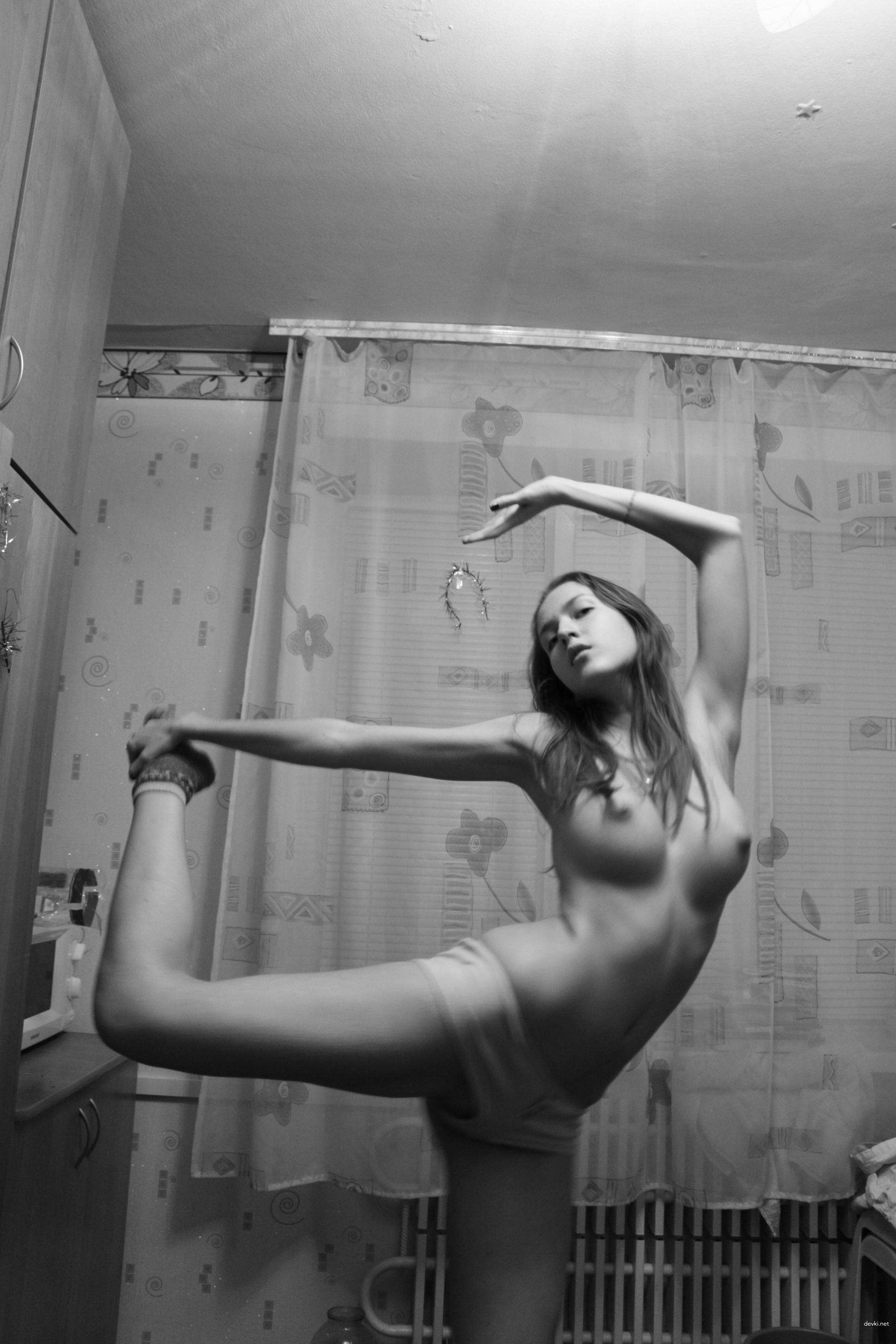 Steamy Amateur Babe Exposes Perky Tits: Explicit Photo