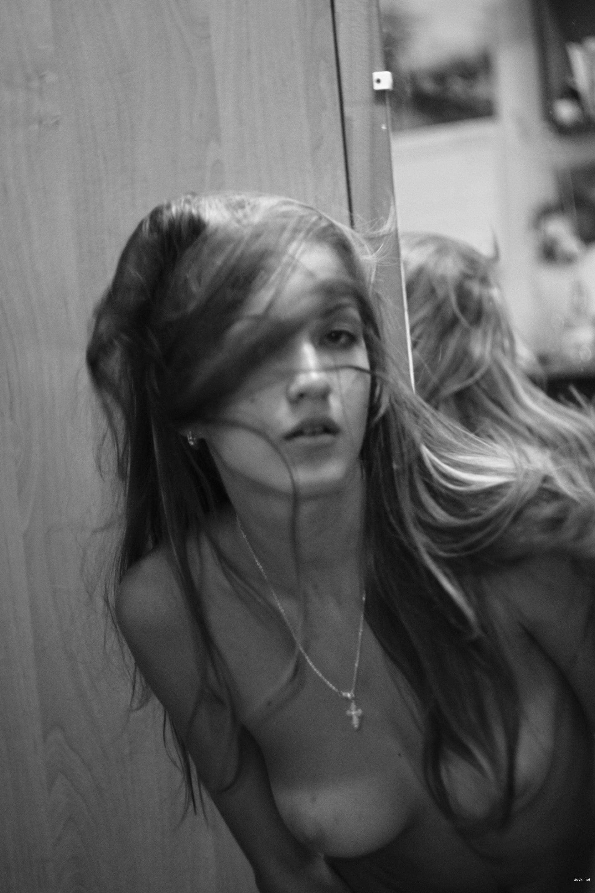 Steamy Amateur Babe Exposes Perky Tits: Explicit Photo