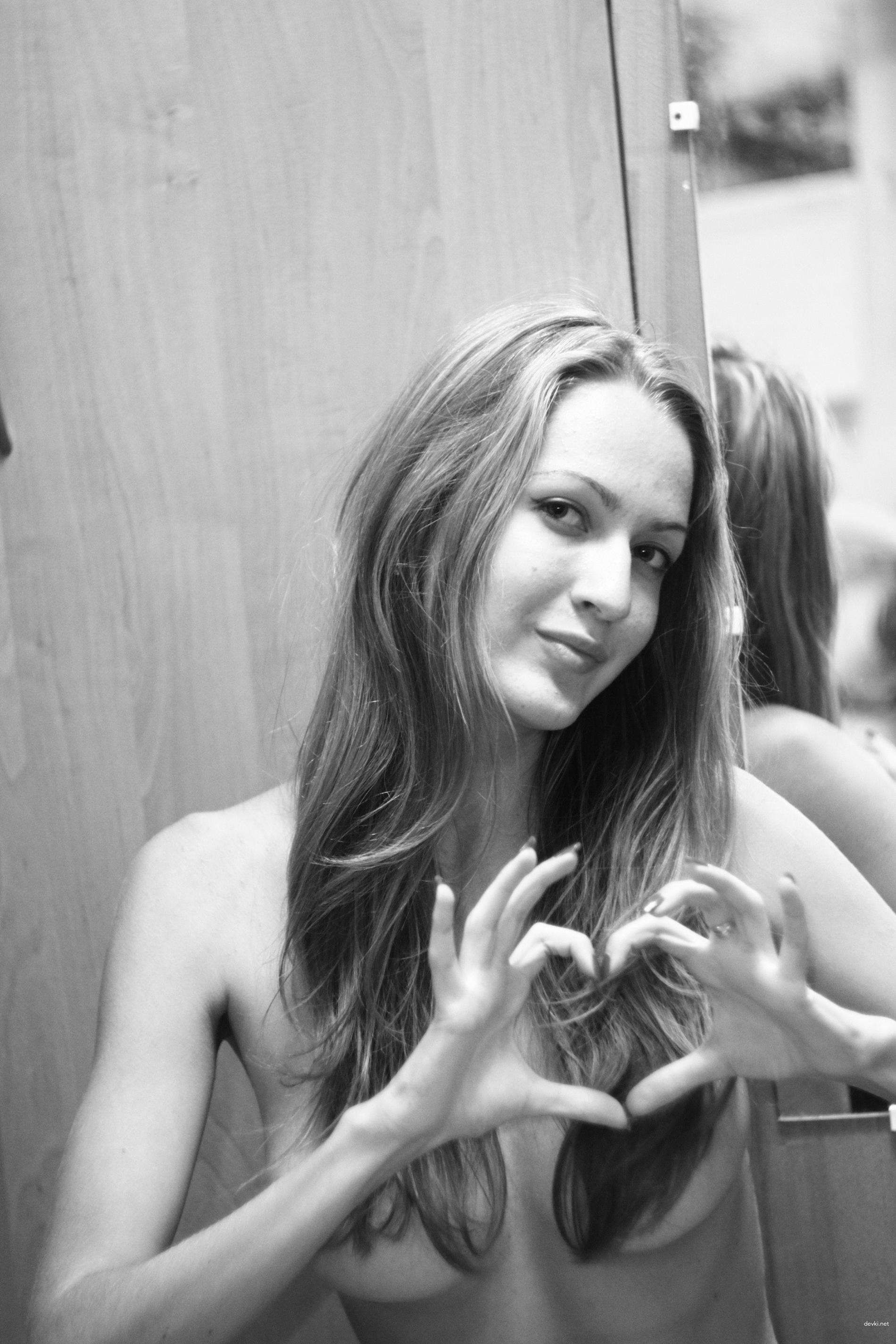 Steamy Amateur Babe Exposes Perky Tits: Explicit Photo