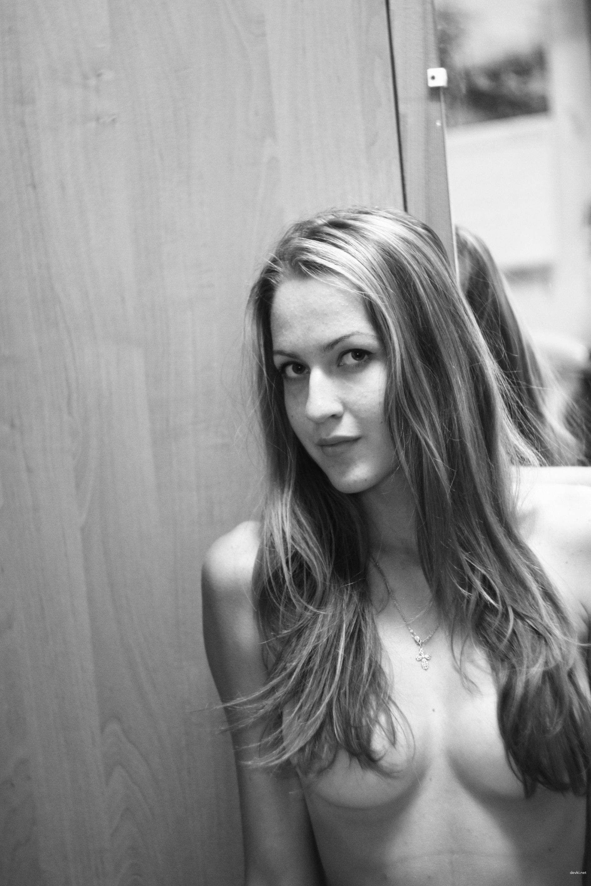 Steamy Amateur Babe Exposes Perky Tits: Explicit Photo