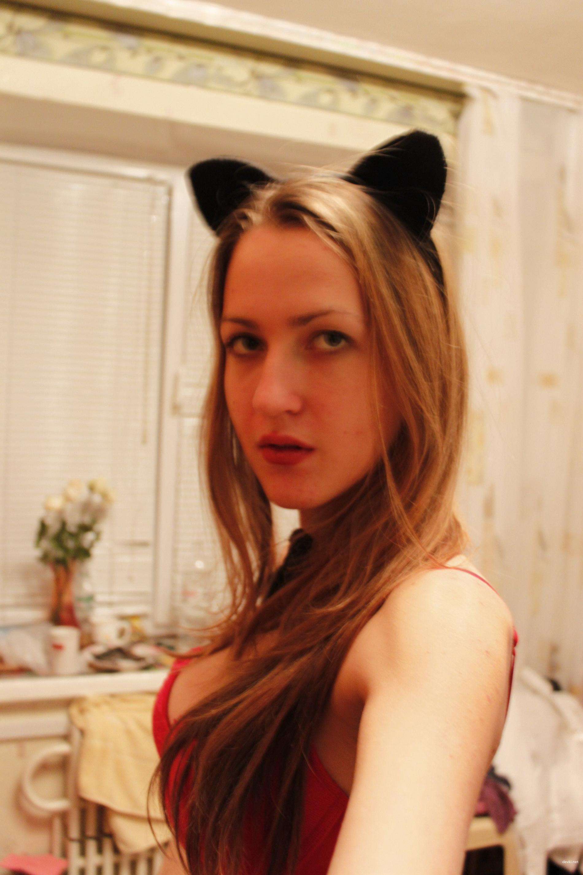 Steamy Amateur Babe Exposes Perky Tits: Explicit Photo