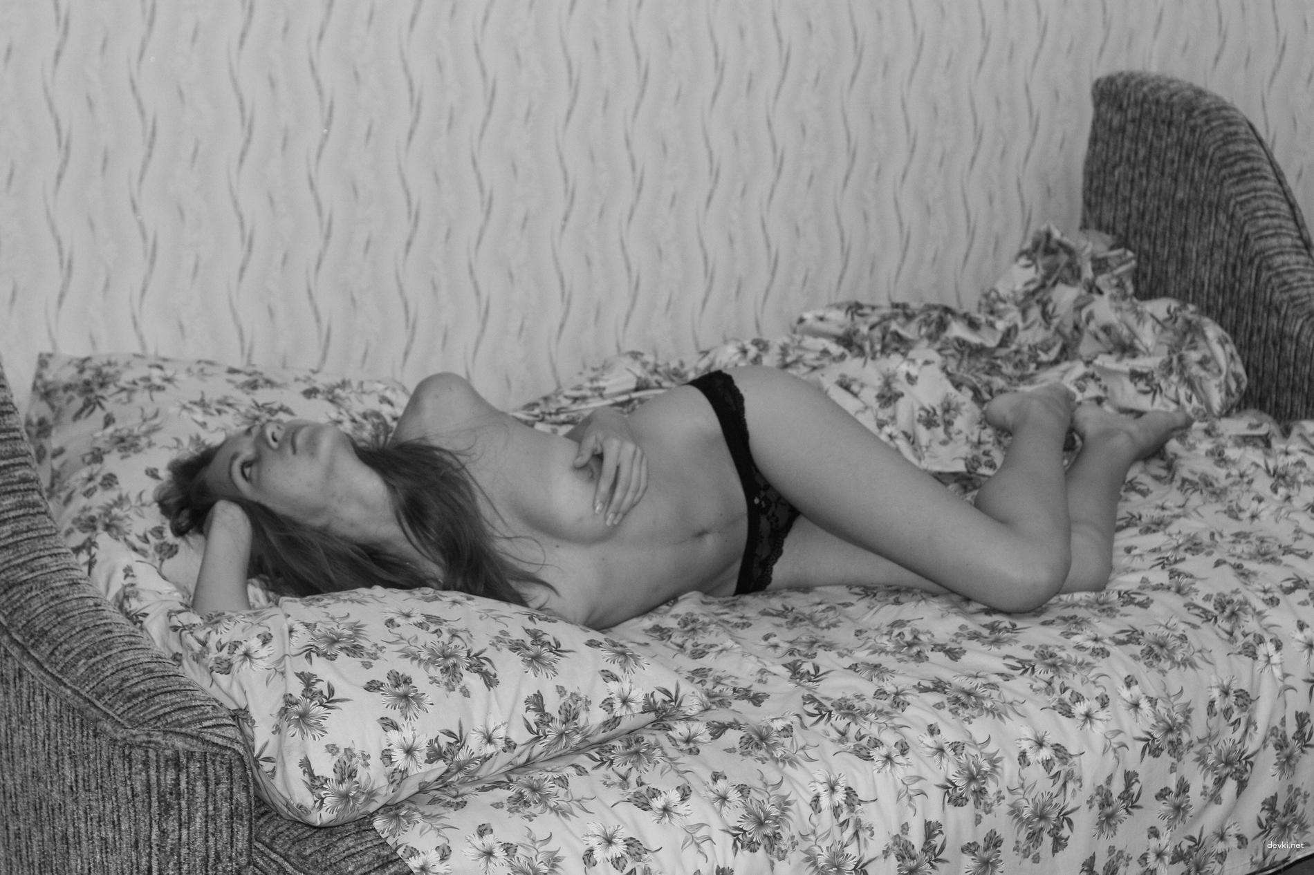 Steamy Amateur Babe Exposes Perky Tits: Explicit Photo
