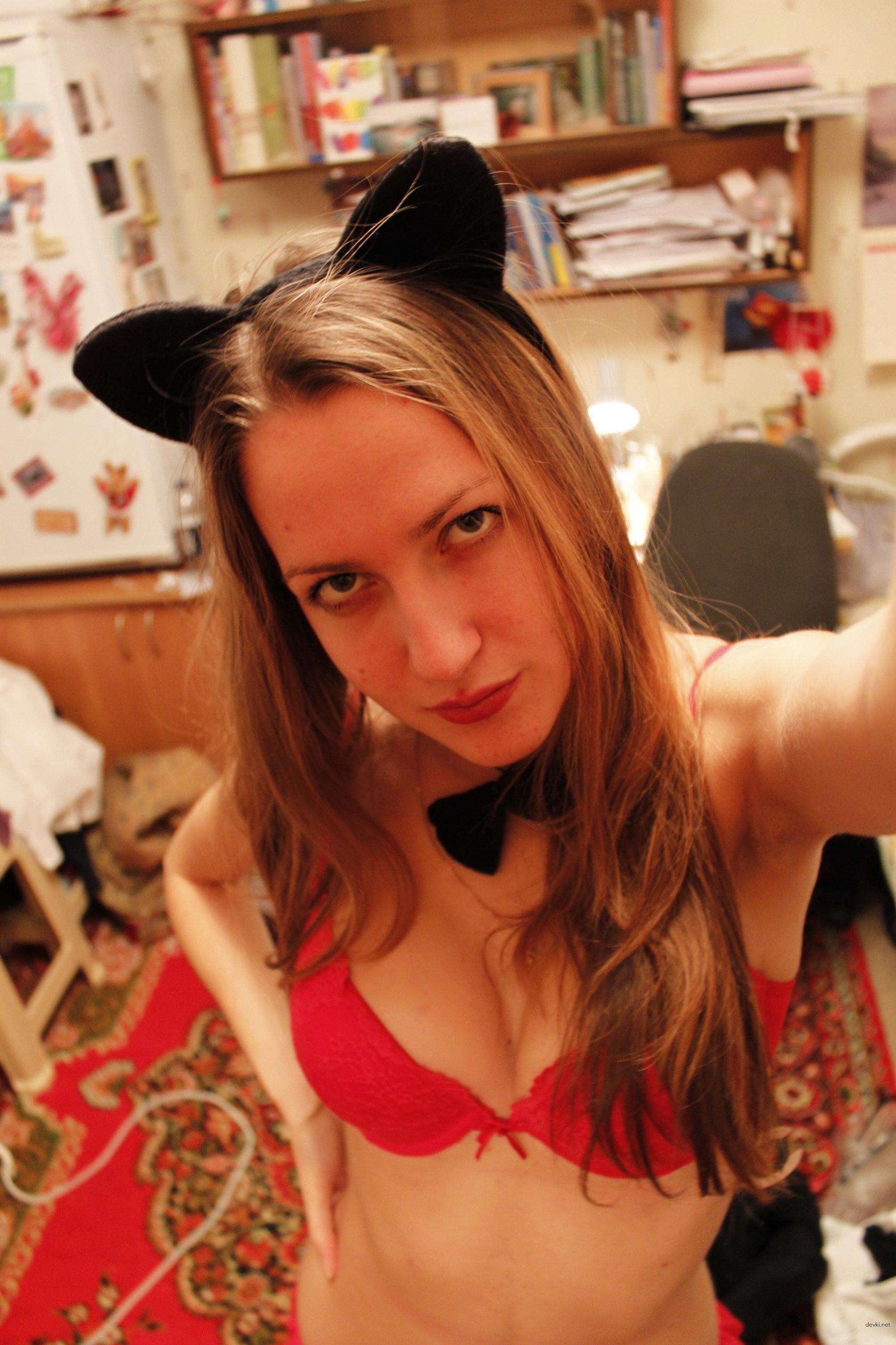 Steamy Amateur Babe Exposes Perky Tits: Explicit Photo
