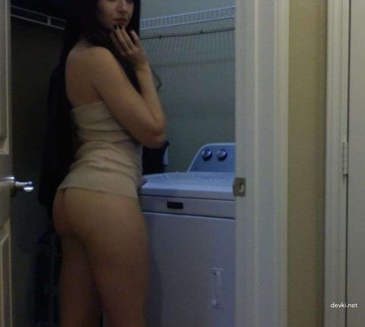 Steamy Amateur Photo Shoot: Sexy Girl Poses Erotically in Explicit Poses