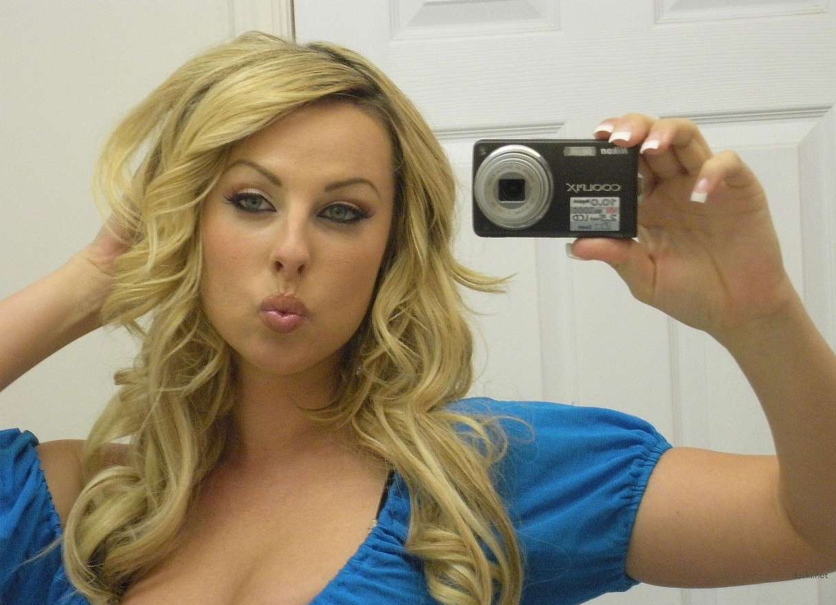 Blonde Bombshell Covered in Hot Cum in Amateur Porn Pic