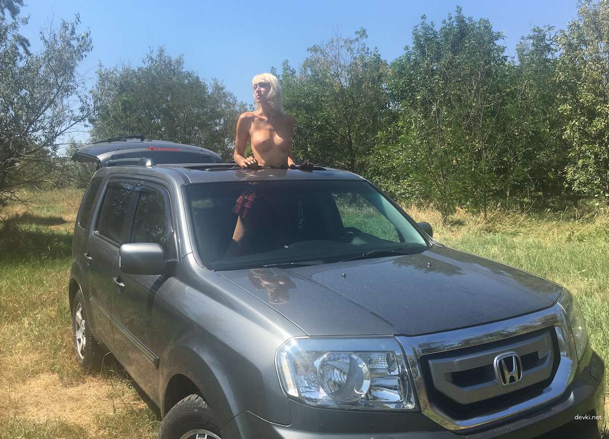 Wild Blonde Babe Baring All: Explicit Outdoor Boobs Exposure