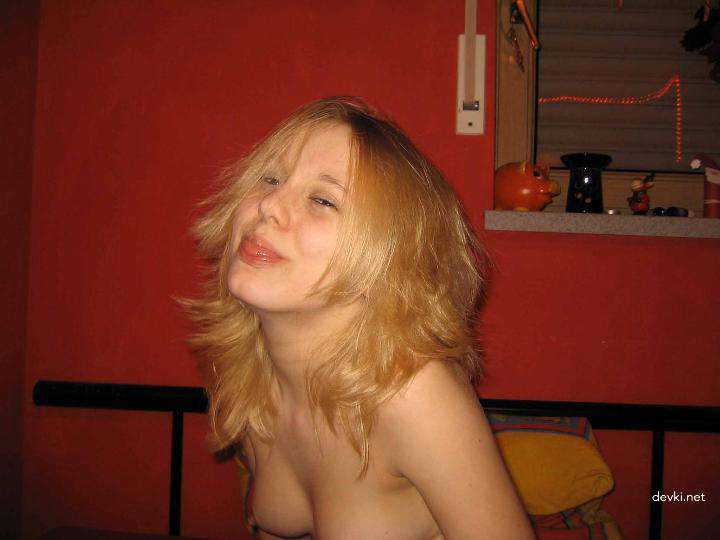 Steamy Private Pic: Busty Amateur GF Shows Off Seductive Curves