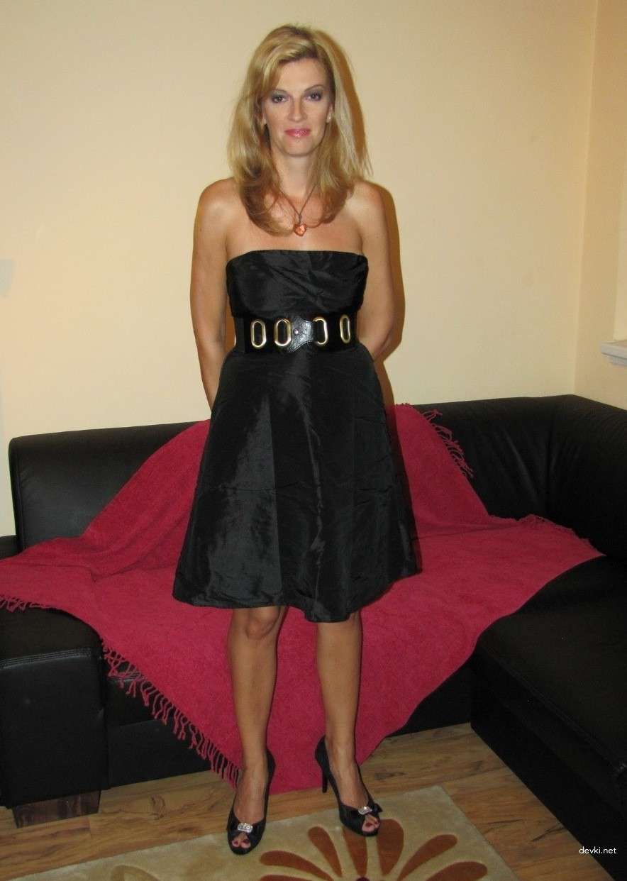 Explicit MILF Amateur Photo: Mature Slut Bares It All in XXX Show!