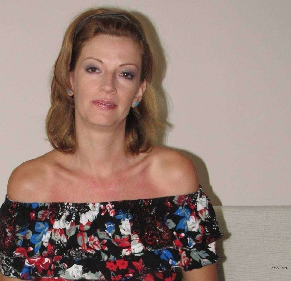Explicit MILF Amateur Photo: Mature Slut Bares It All in XXX Show!