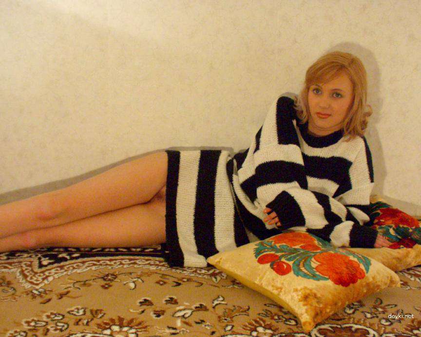 Explicit Amateur Photo: Bold Woman in Sweater Flaunts Pubic Hair Hairstyle - XXX Content
