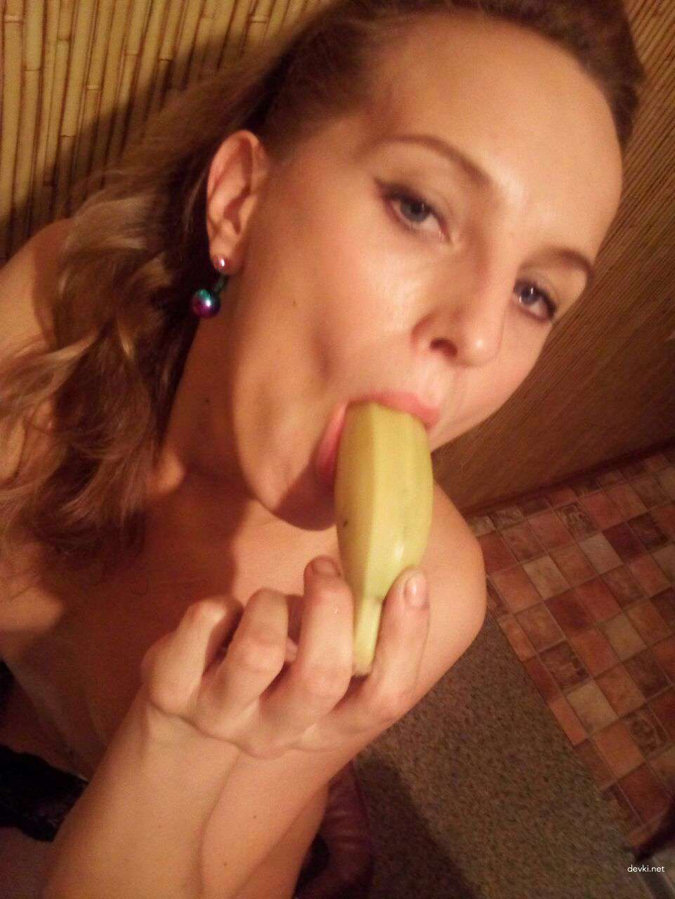 Amateur Anal: Skinny Woman with Finger in Ass - Explicit Photo