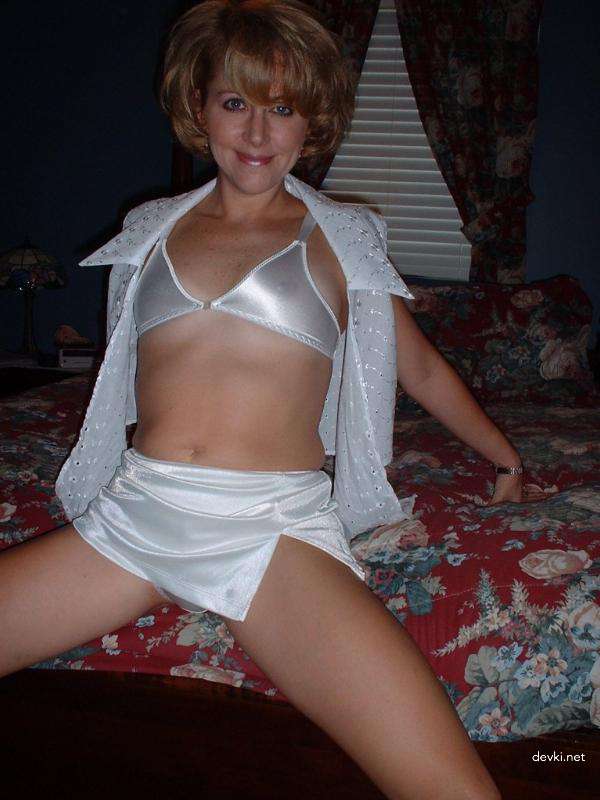 Hot MILF Mistress Seduces in Explicit Amateur Porn Photos