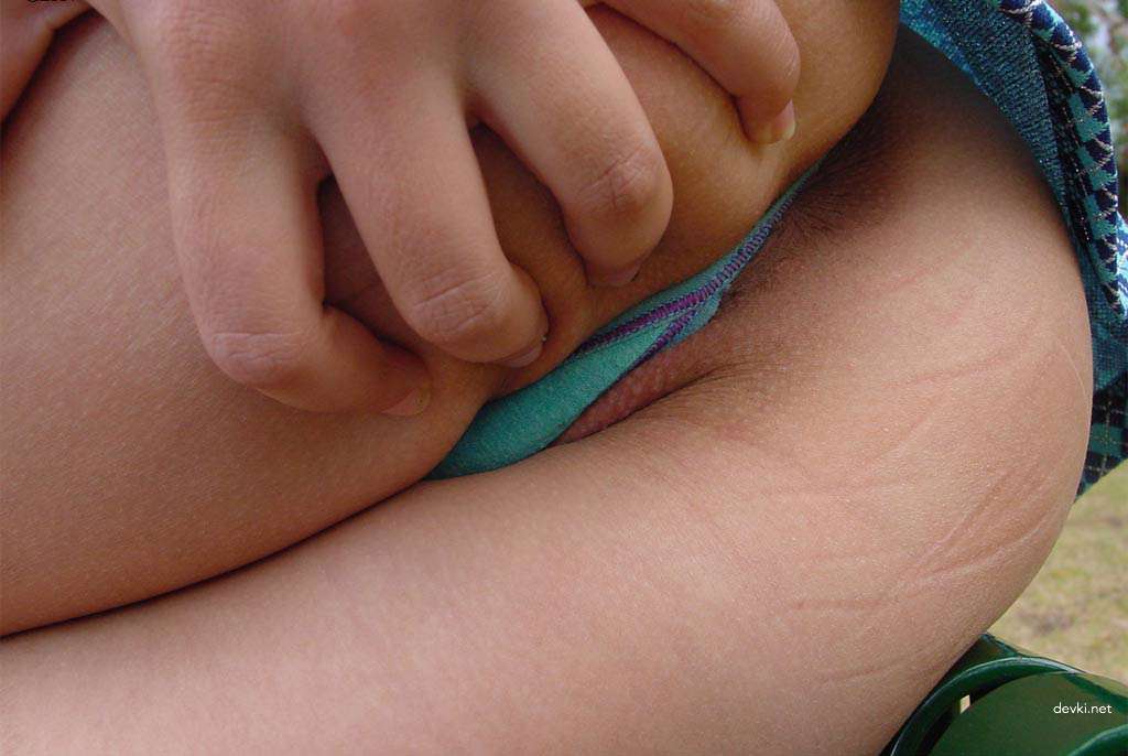 Public Pussy Selfie: Amateur Babe Takes Explicit Outdoor Photos