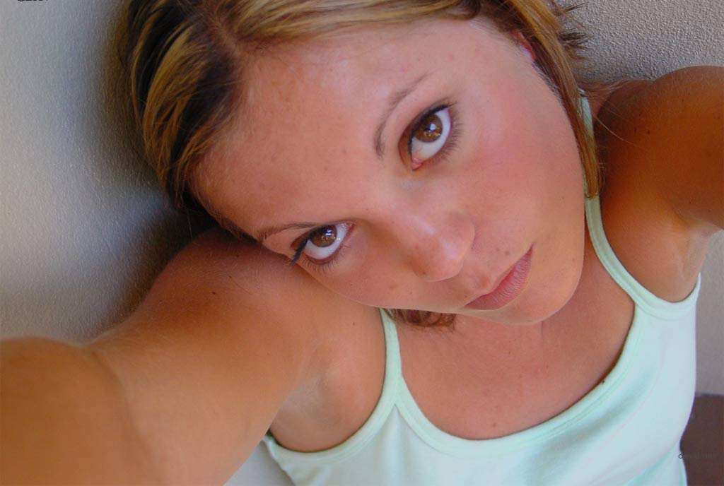 Explicit Teen Strip Tease: Amateur Girl Removes Panties