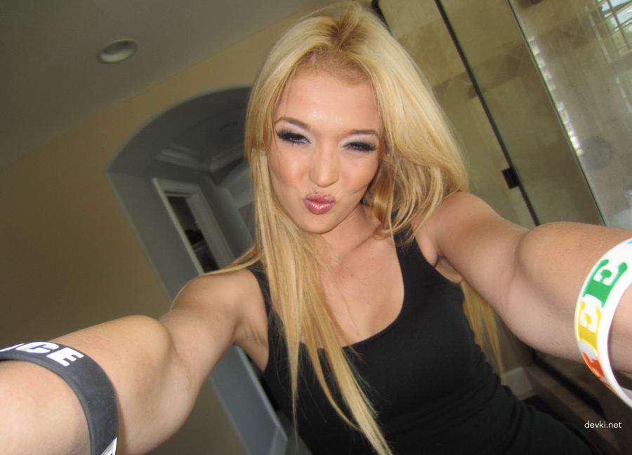 Blonde Golfer Slut Takes Huge Cumshot on Toned Stomach - Amateur XXX Pic