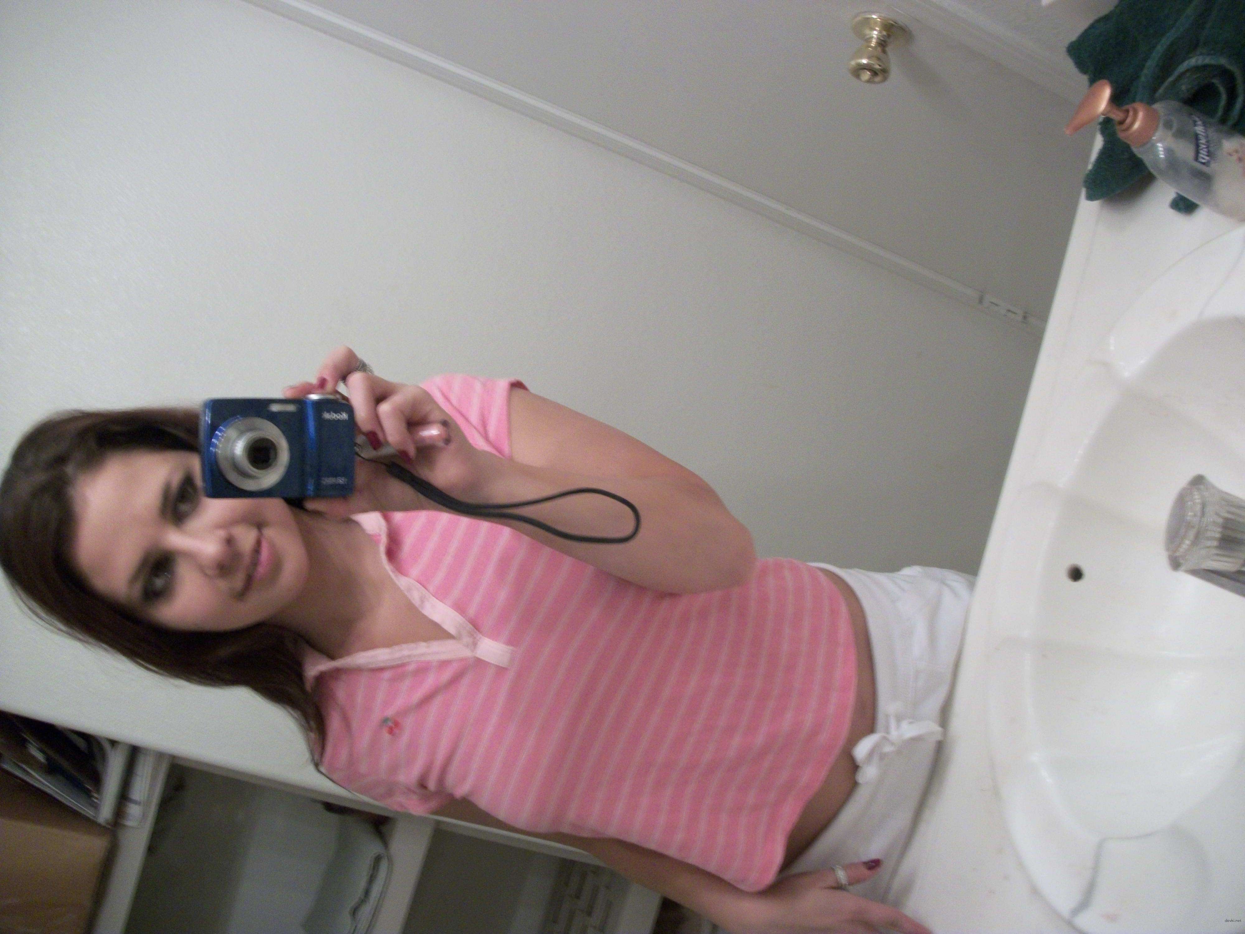 Naughty Amateur Babe's Intimate Selfies - Explicit and Sexy Photos!