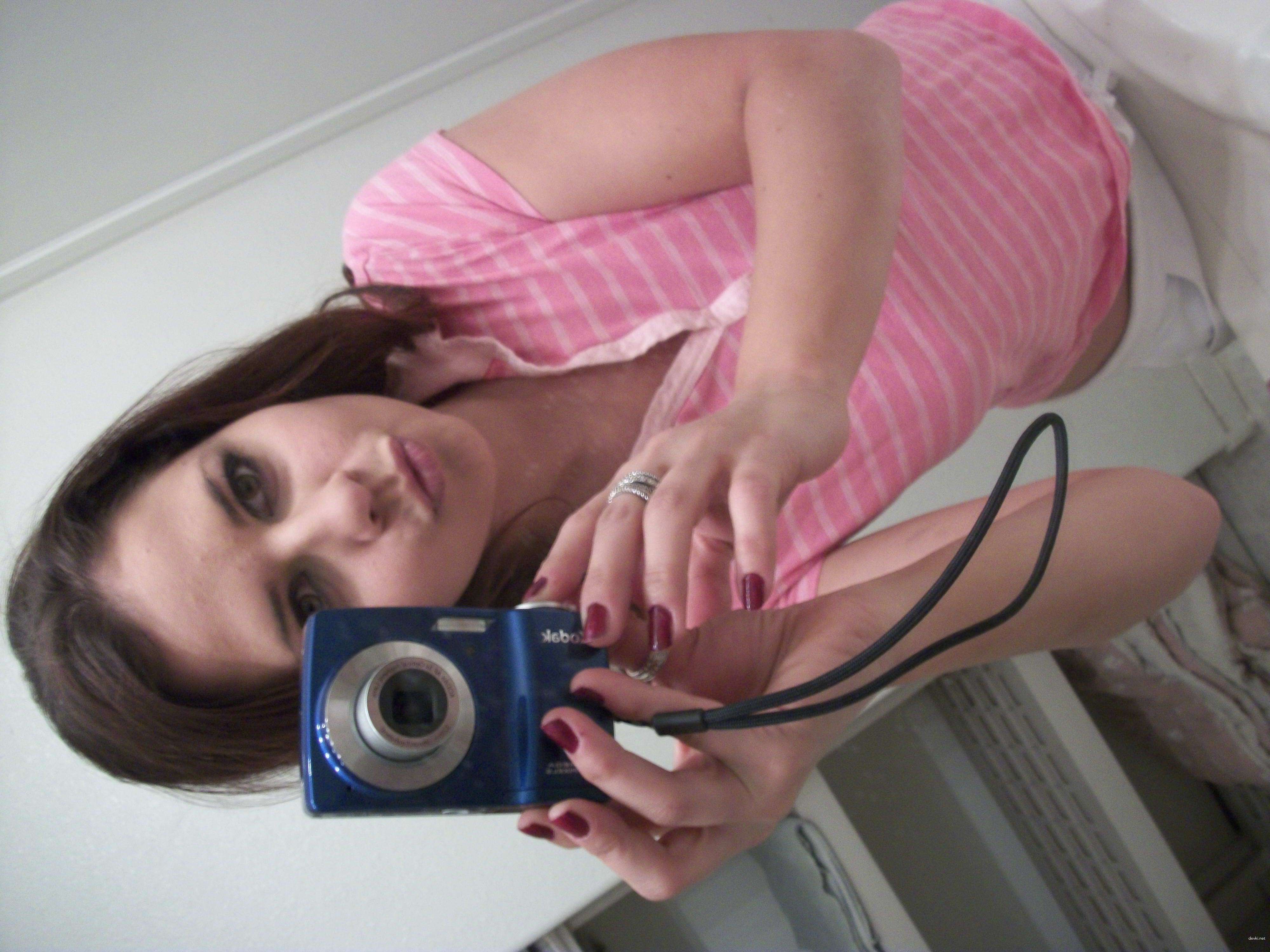Naughty Amateur Babe's Intimate Selfies - Explicit and Sexy Photos!