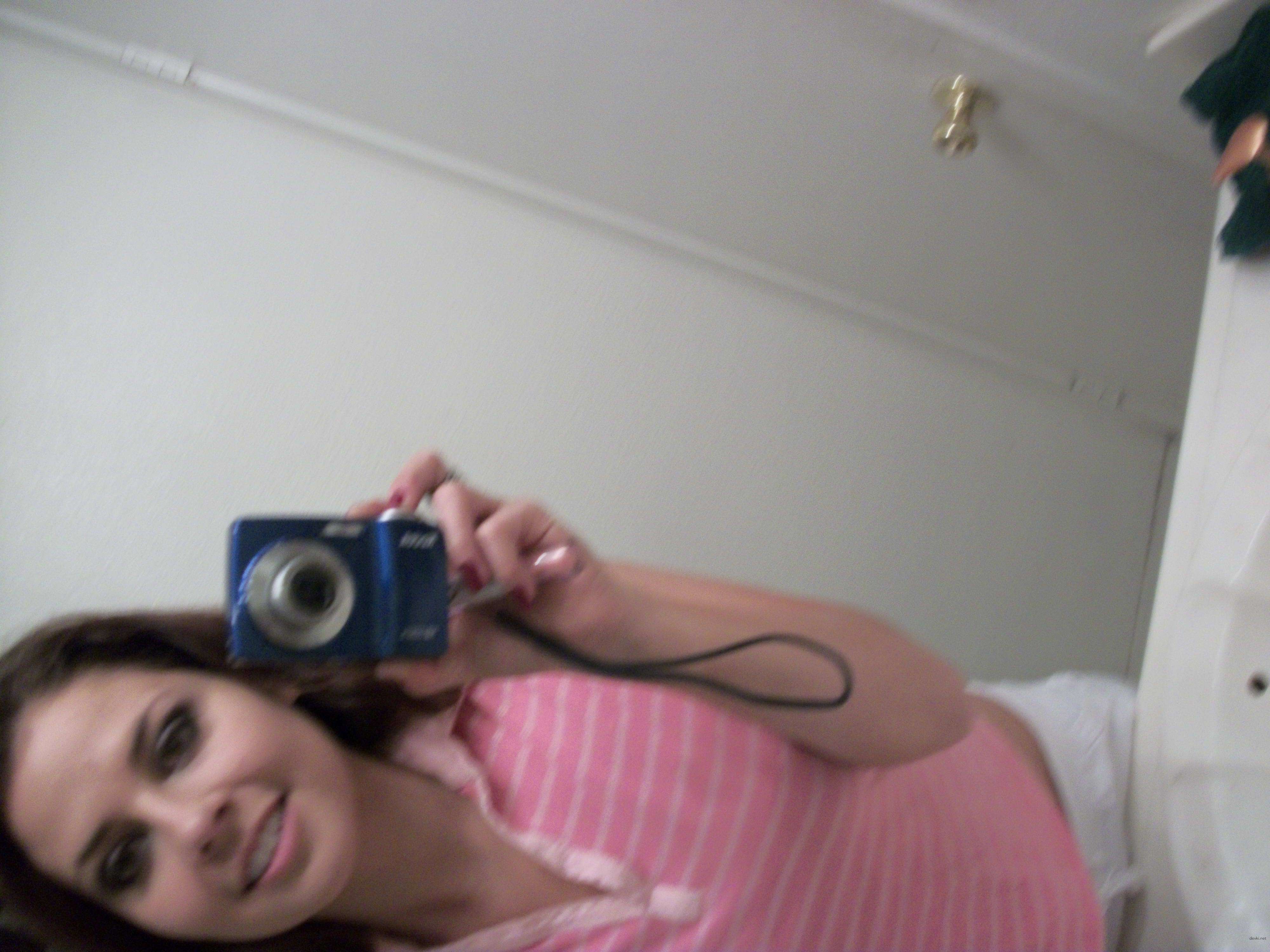 Naughty Amateur Babe's Intimate Selfies - Explicit and Sexy Photos!