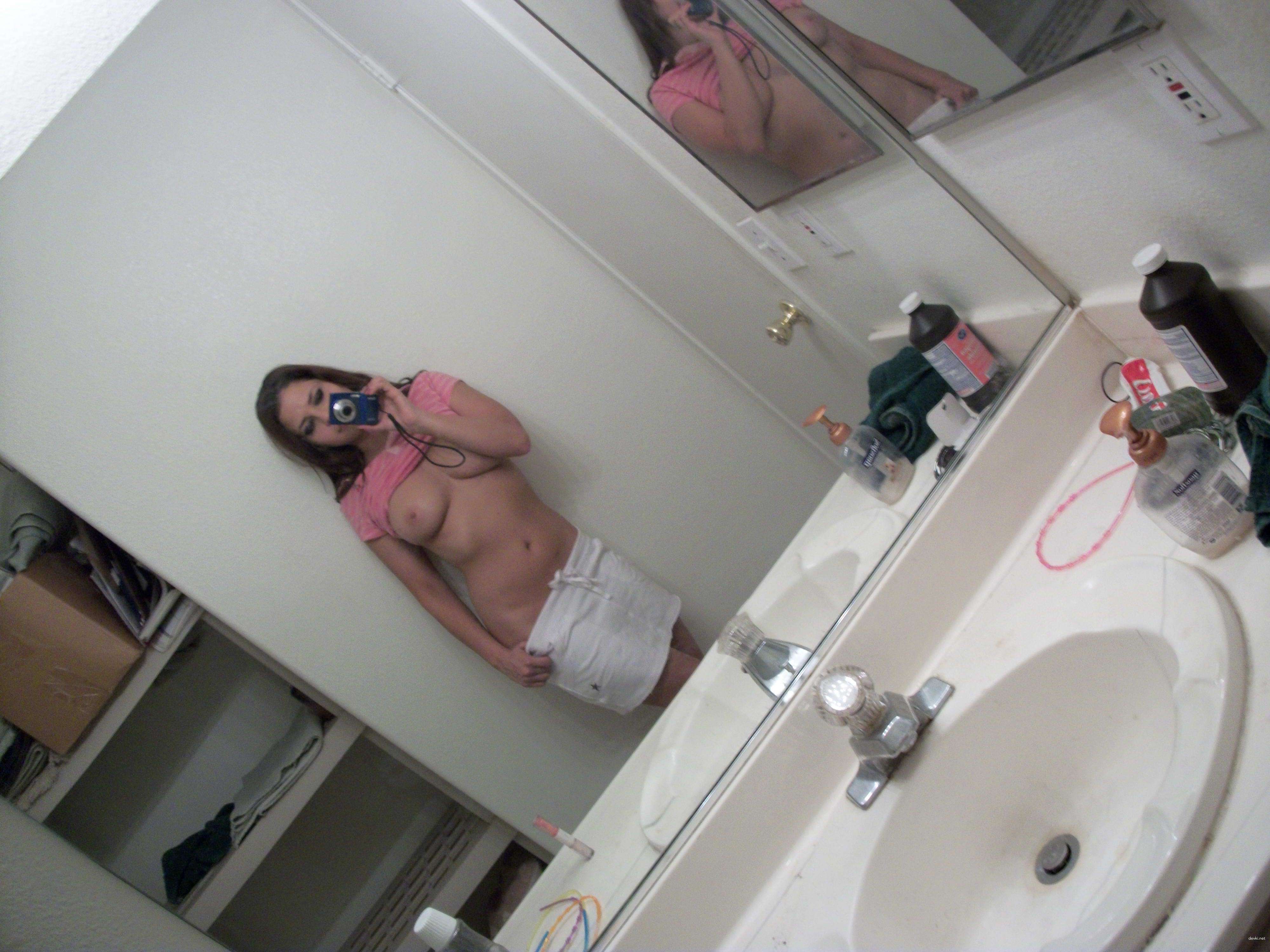 Naughty Amateur Babe's Intimate Selfies - Explicit and Sexy Photos!
