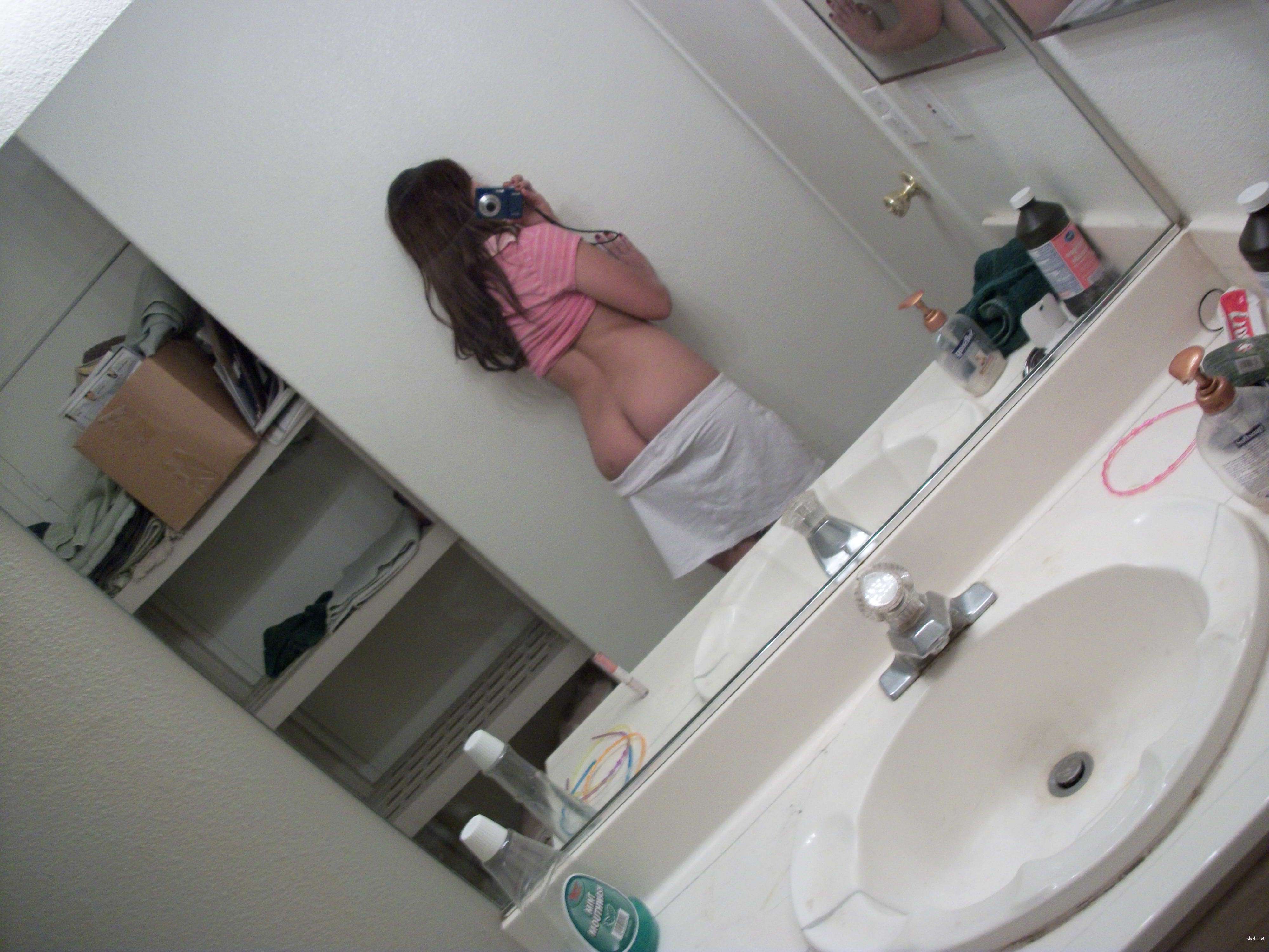 Naughty Amateur Babe's Intimate Selfies - Explicit and Sexy Photos!