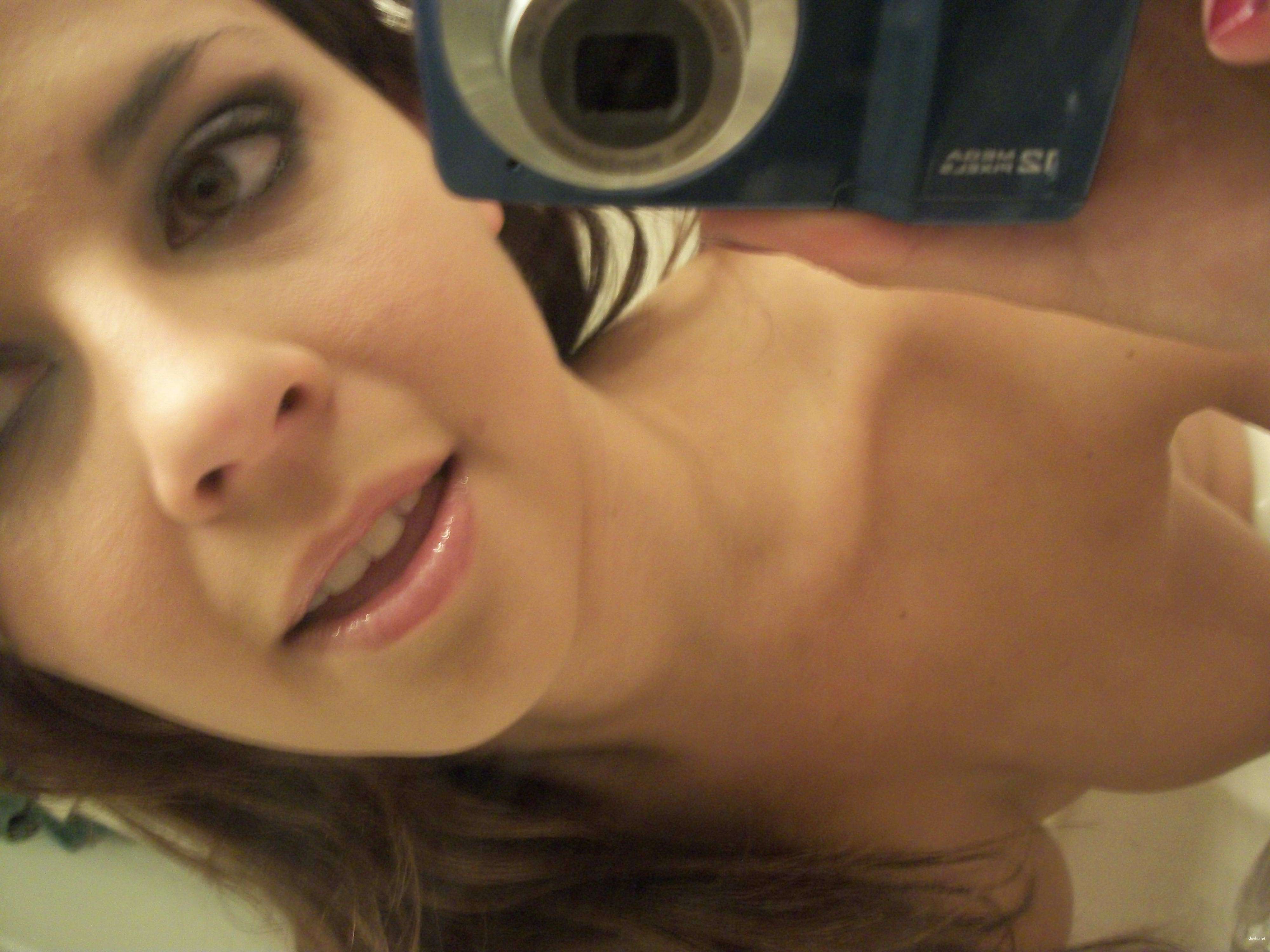 Naughty Amateur Babe's Intimate Selfies - Explicit and Sexy Photos!