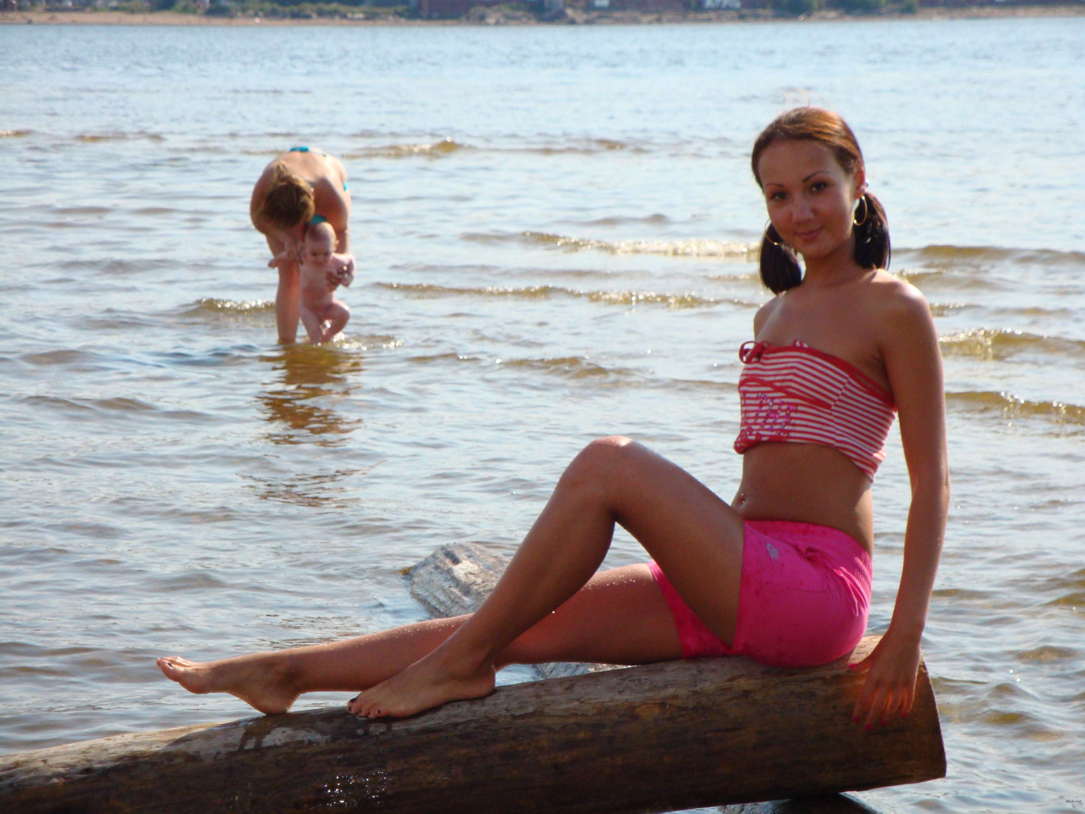 Sultry Amateur Babe Bares All in Steamy Nude Photoshoot