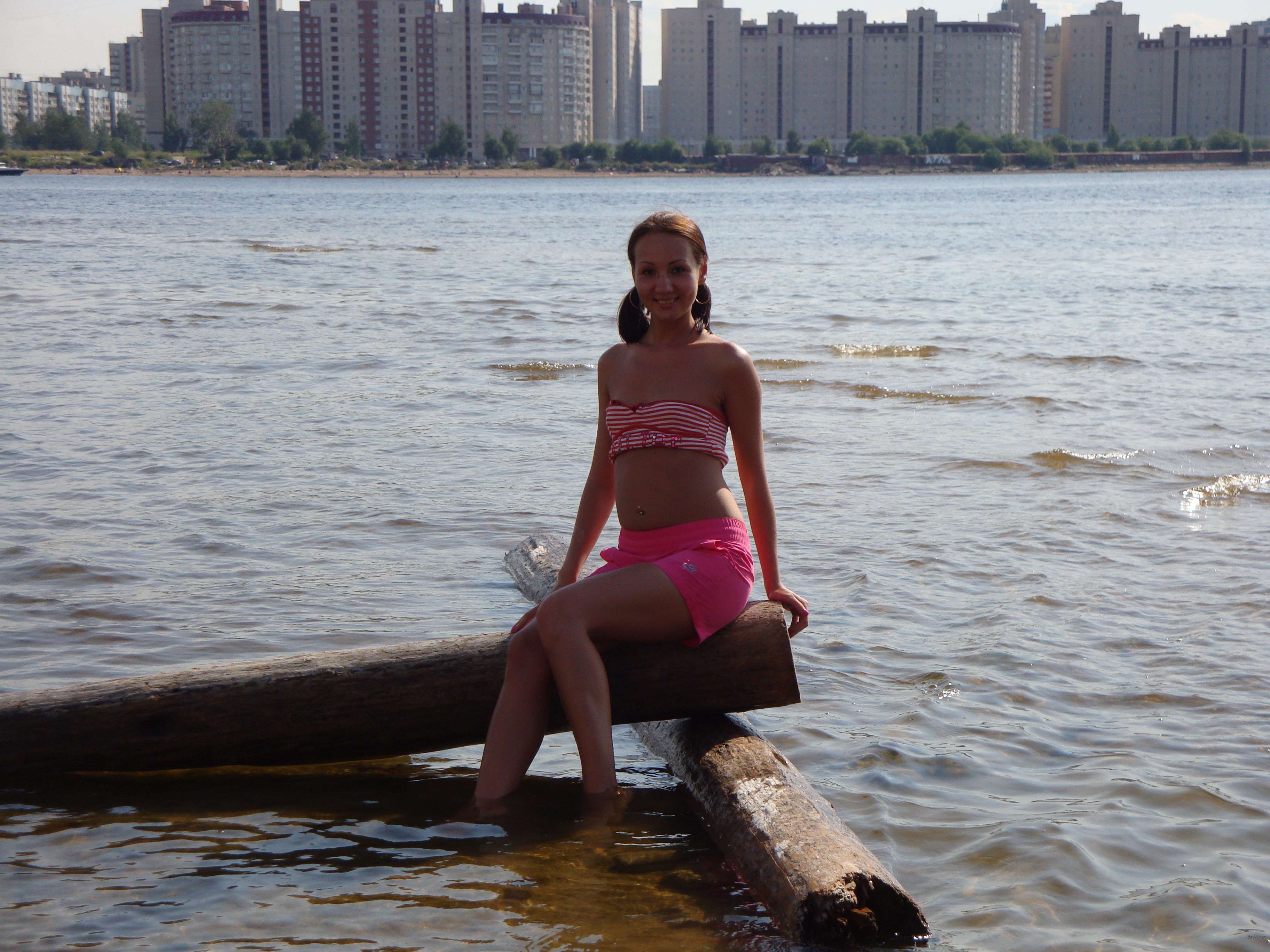 Sultry Amateur Babe Bares All in Steamy Nude Photoshoot