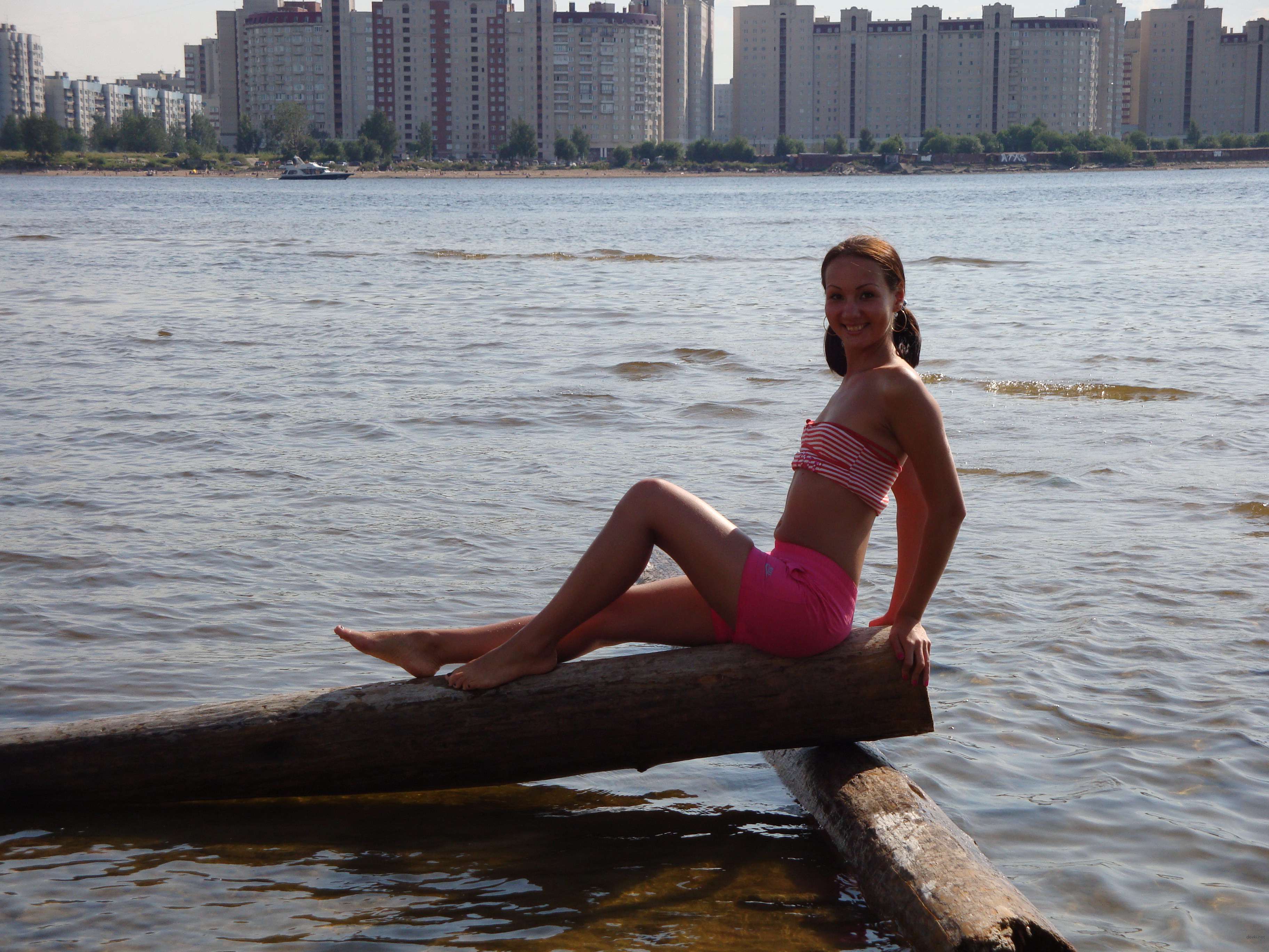Sultry Amateur Babe Bares All in Steamy Nude Photoshoot