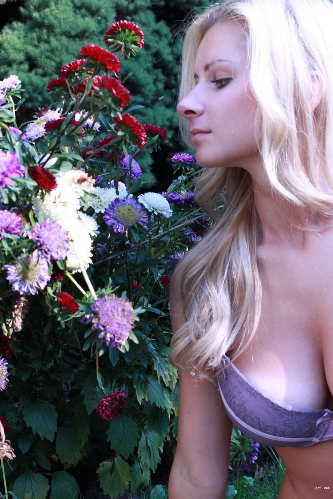 Sultry Amateur Babe Strikes Explicit Pose - Hot XXX Pic for Adults