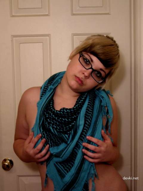 Emo Teen's Big Ass Bounces in Hardcore Amateur Porn Shoot