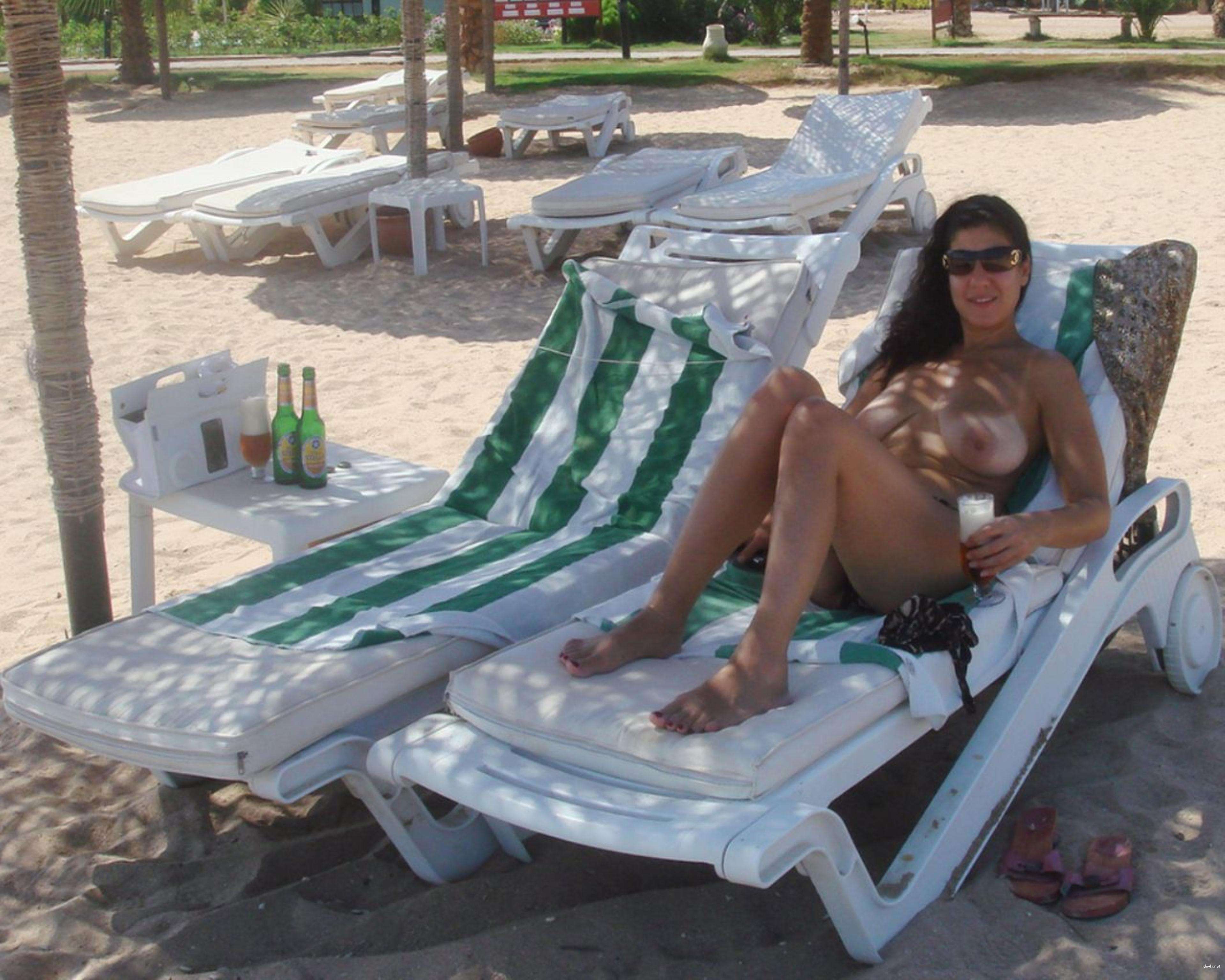 Raw and Uncensored: Amateur Nude Girl's Explicit Vacation Poses