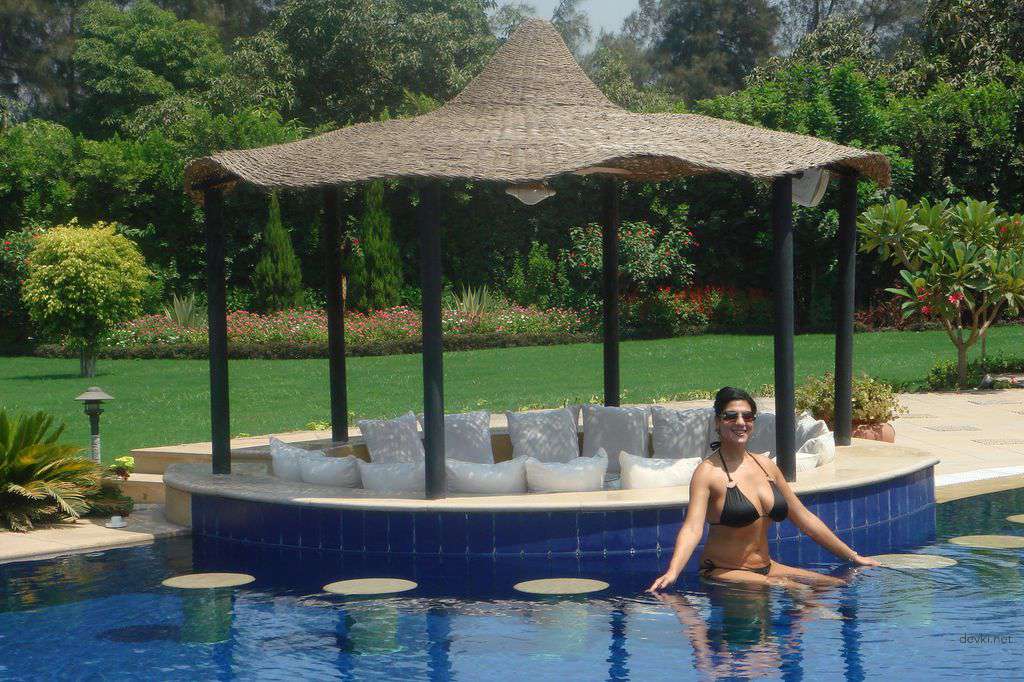 Raw and Uncensored: Amateur Nude Girl's Explicit Vacation Poses