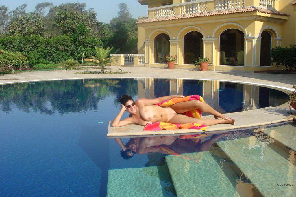Raw and Uncensored: Amateur Nude Girl's Explicit Vacation Poses
