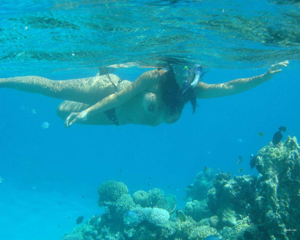 Raw and Uncensored: Amateur Nude Girl's Explicit Vacation Poses
