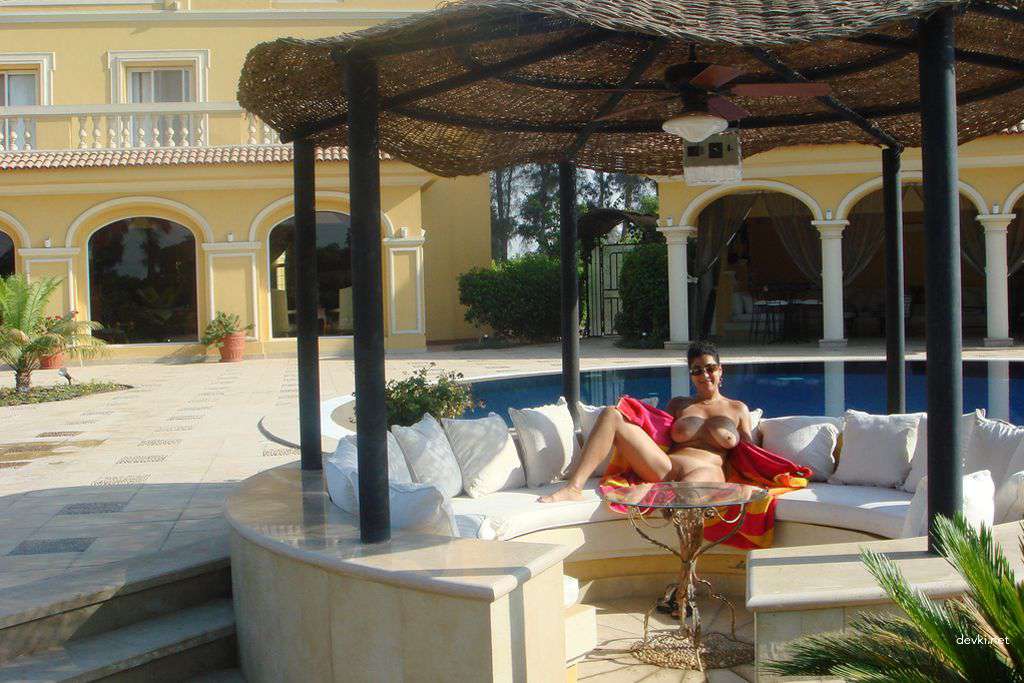 Raw and Uncensored: Amateur Nude Girl's Explicit Vacation Poses