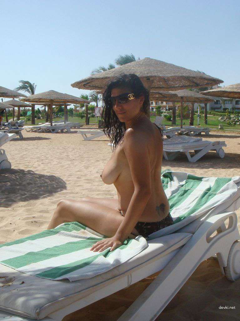 Raw and Uncensored: Amateur Nude Girl's Explicit Vacation Poses