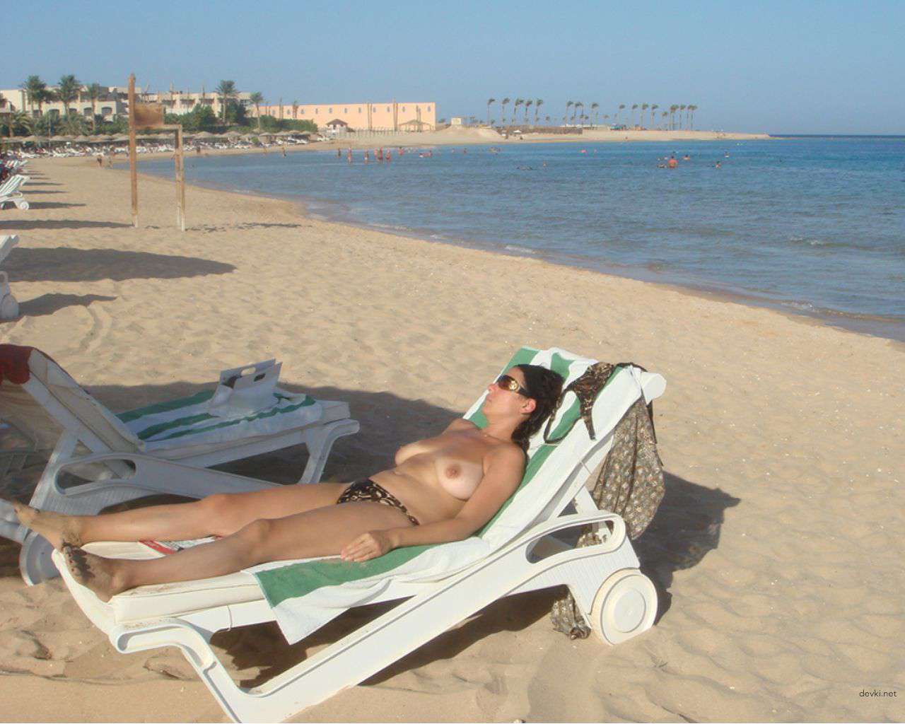 Raw and Uncensored: Amateur Nude Girl's Explicit Vacation Poses