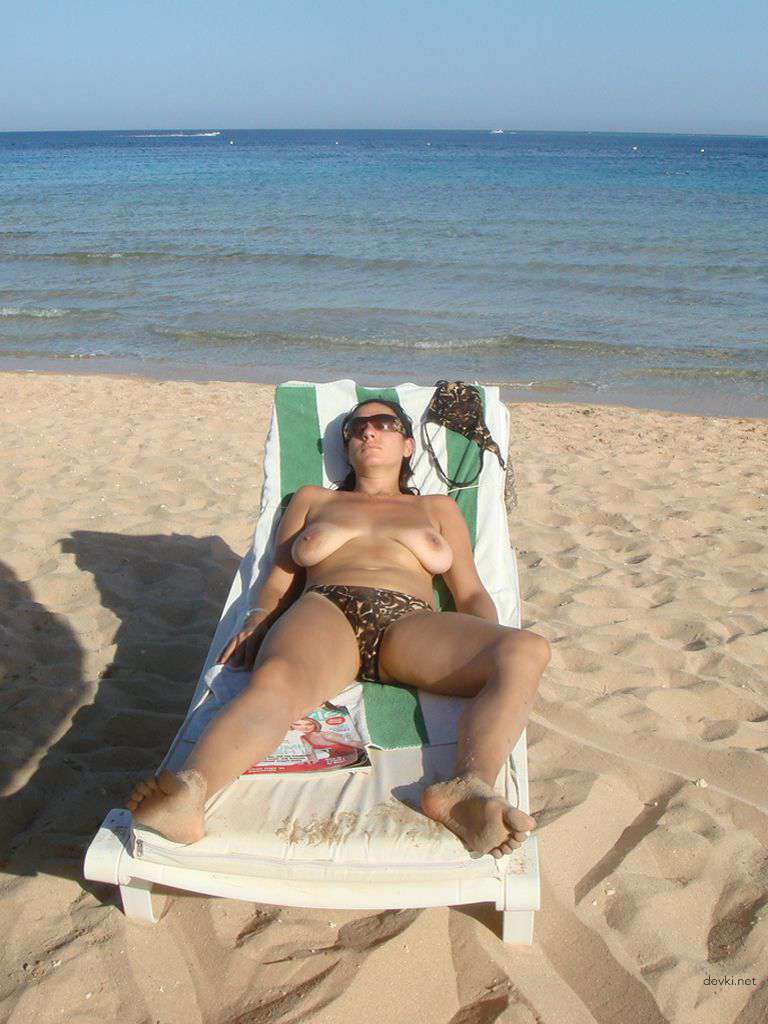 Raw and Uncensored: Amateur Nude Girl's Explicit Vacation Poses