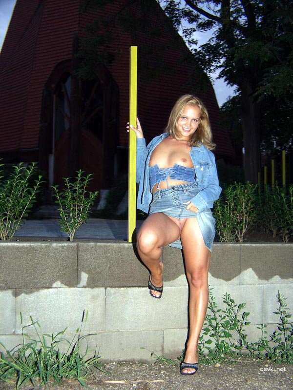 Blonde Babe Commando: Explicit Amateur Pantyless Photo