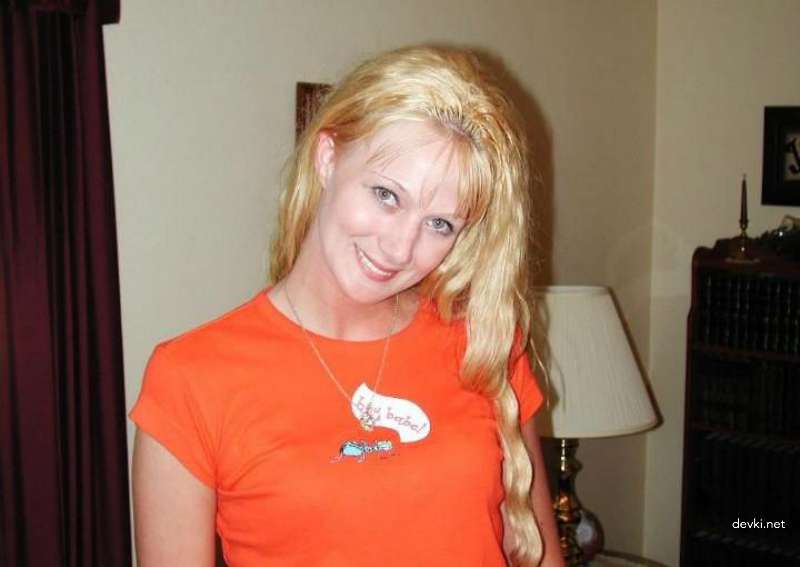 XXX Amateur Photo: Bold Woman with Dyed Pubic Hair Exposed in Explicit Shot