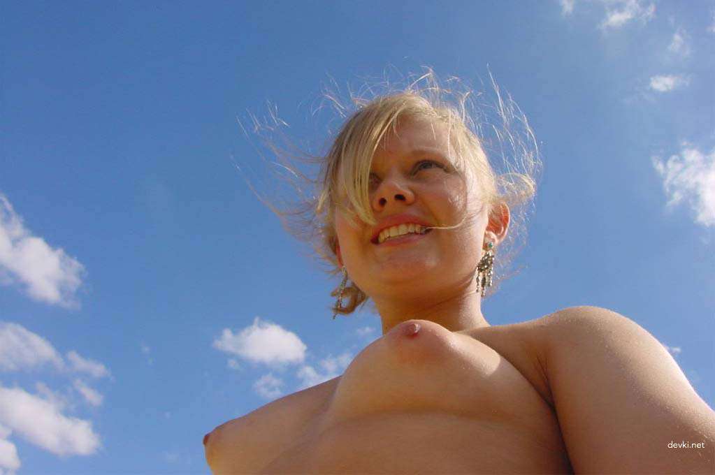 XXX Teen Selfies: Hot & Naughty Pics of Young Girls - Explicit & Provocative Amateur Photos for Adults