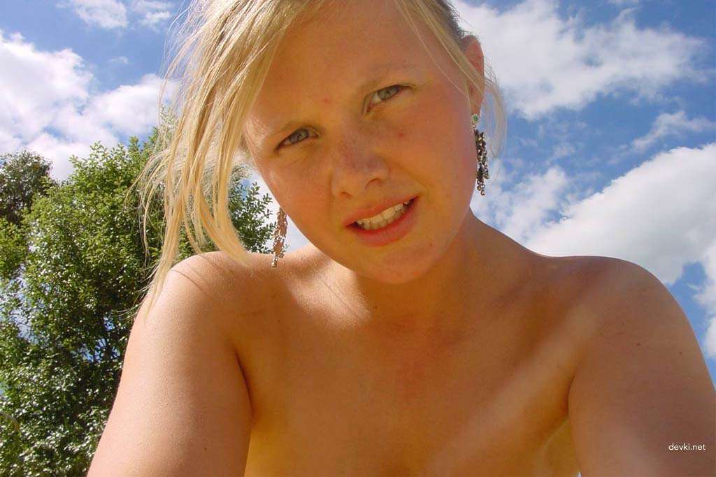 XXX Teen Selfies: Hot & Naughty Pics of Young Girls - Explicit & Provocative Amateur Photos for Adults