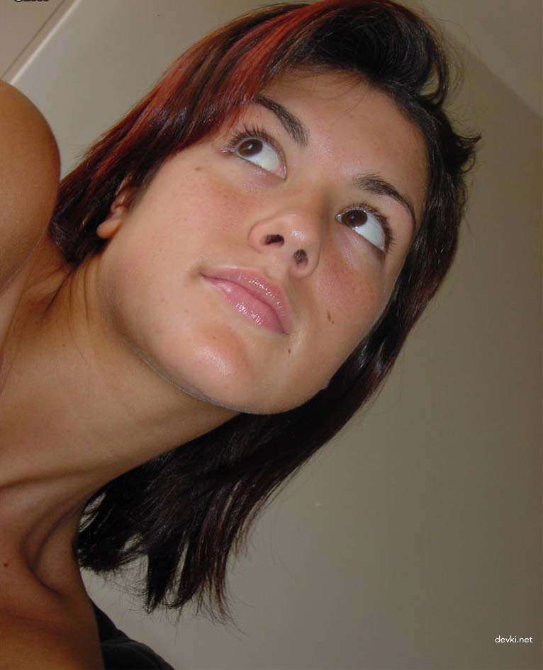 Amateur Girlfriend's Explicit Nude Selfies - Unfiltered Naked Photoshoot