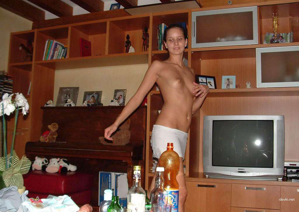 Hot Brunette Babe's Explicit Home Photos: Naughty Amateur XXX Shots