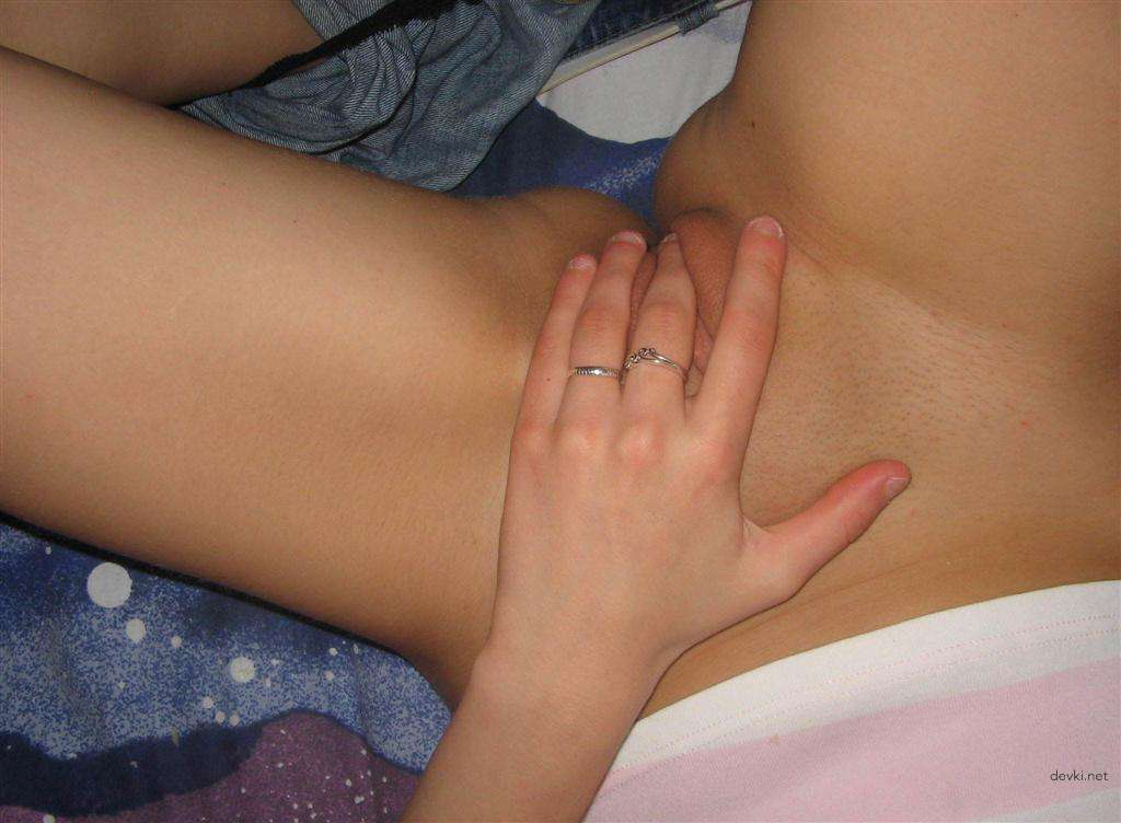 Explicit Amateur Solo Masturbation: Hot Girl Fingering Pussy