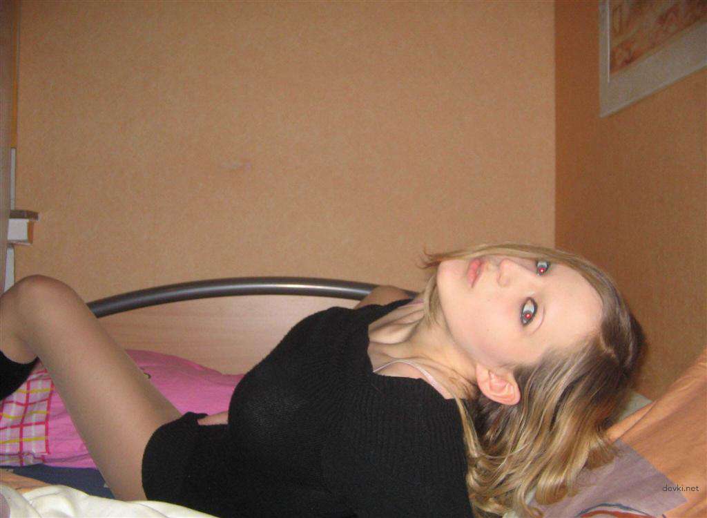 Explicit Amateur Solo Masturbation: Hot Girl Fingering Pussy