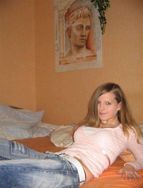 Explicit Amateur Solo Masturbation: Hot Girl Fingering Pussy