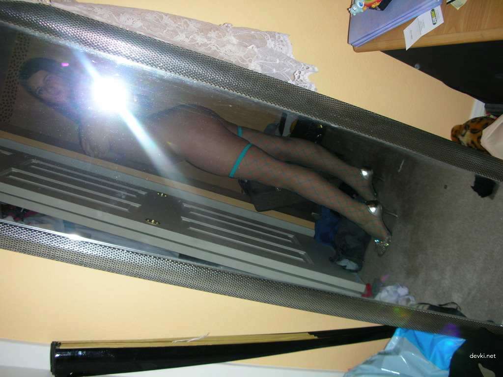 XXX Amateur Babe Pics: Explicit Erotic Photos of Hot Young Girl