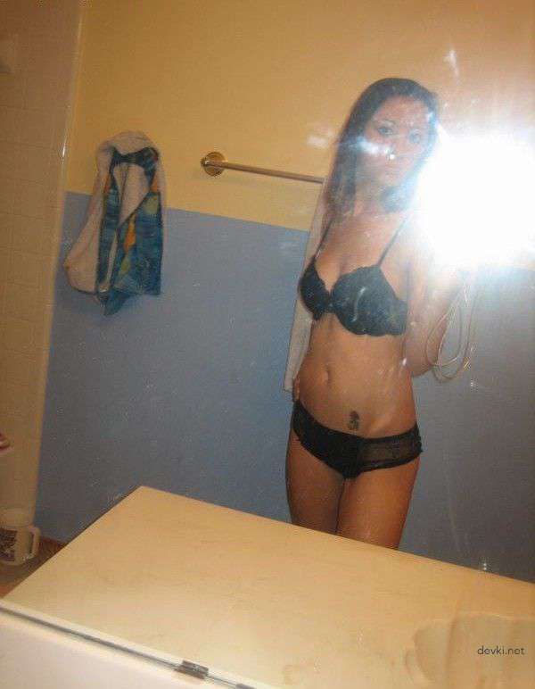 Amateur Nude Girl Showing Off Hot Ass: Explicit Photo