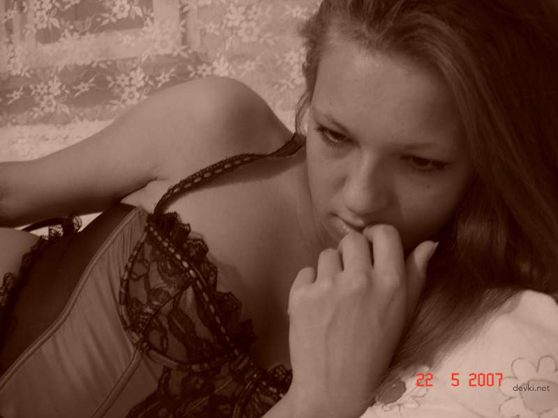 Amateur Playful Girl's Explicit Home Erotica - Sensual Photoshoot